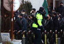 Militäreinheit hindert Ermittler an Verhaftung von Präsident Yoon in Seoul militreinheit-hindert-ermittler-an-verhaftung-von-prsident-yoon-in-seoul