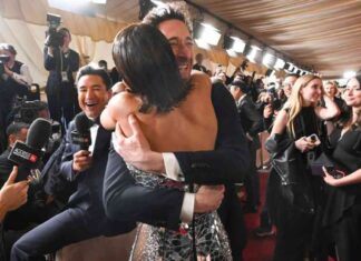 Oscars 2025: Erste Preise, viele Spitzen und ein überfälliger Revanche-Kuss oscars-2025-erste-preise-viele-spitzen-und-ein-berflliger-revanche-kuss