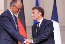 Friedrich Merz umarmt Emmanuel Macron nach dem Anziehen der Jacke friedrich-merz-umarmt-emmanuel-macron-nach-dem-anziehen-der-jacke