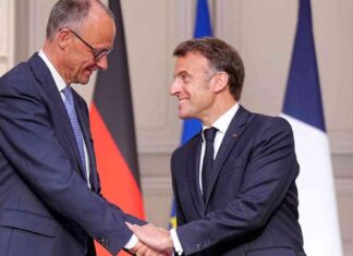 Friedrich Merz umarmt Emmanuel Macron nach dem Anziehen der Jacke friedrich-merz-umarmt-emmanuel-macron-nach-dem-anziehen-der-jacke